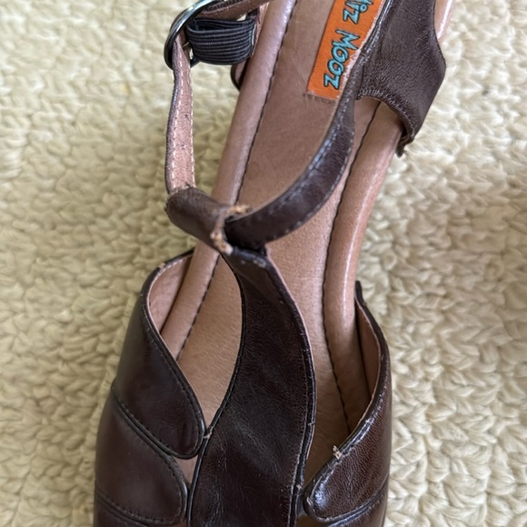 Miz Mooz Women’s Howl Leather T-strap Sandal Size 9 - Picture 8 of 10